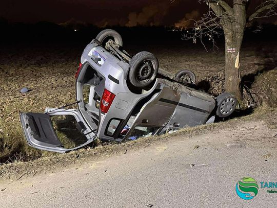 Tarnów, wypadek samochodowy, dachowanie samochodu, ranna starsza kobieta, poszkodowana starsza kobieta