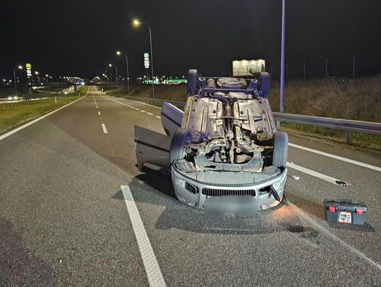 Dachowanie na S7 w kierunku Krakowa. Droga była zablokowana