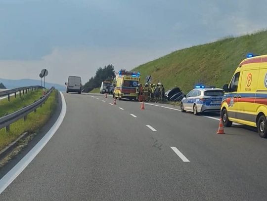 Dachowanie na Zakopiance w Rdzawce. Autem podróżowały cztery osoby