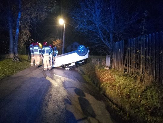 Dachowanie osobówki na ulicy Podksięże w Suchej Beskidzkiej [ZDJĘCIA]