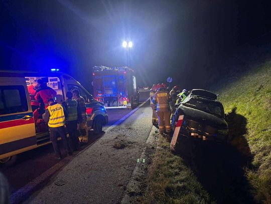 Dachowanie osobówki na Zakopiance w Rdzawce. Trwa akcja ratunkowa [ZDJĘCIA]