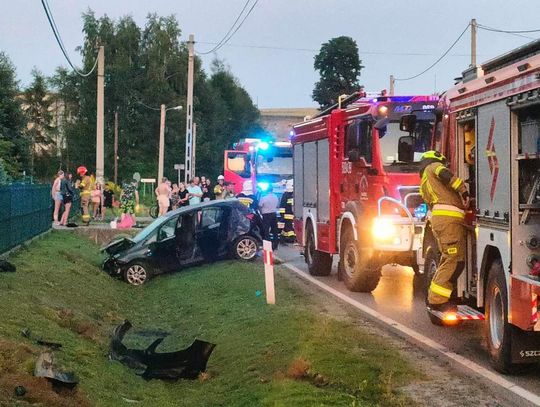 Dachowanie osobówki w powiecie olkuskim. Dwie osoby ucierpiały