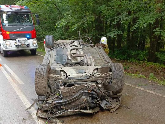 Na zdjęciu miejsce dachowania pojazdu na drodze między Wolbromiem a Dłużcem