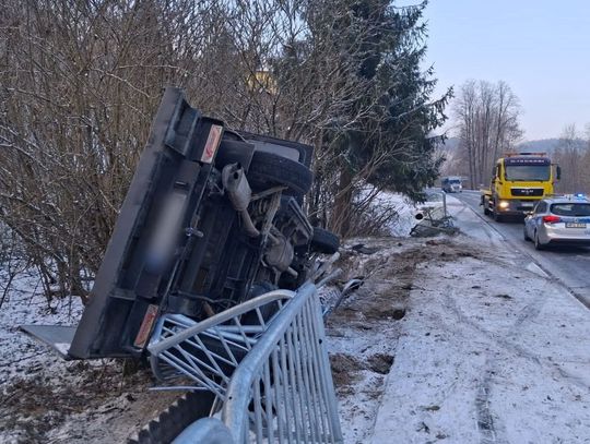 Lubień, powiat myślenicki, na sygnale, wypadek drogowy, wypadek, dachowanie samochodu dostawczego