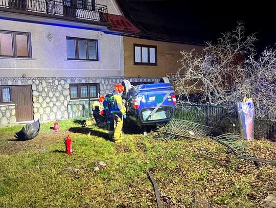 Dachowanie samochodu osobowego na posesji w Białce Tatrzańskiej [FOTO]