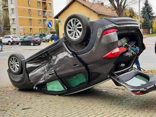 Tarnów, dachowanie w Tarnowie, wypadek samochodowy, dachowanie samochodu osobowego, akcja ratunkowa