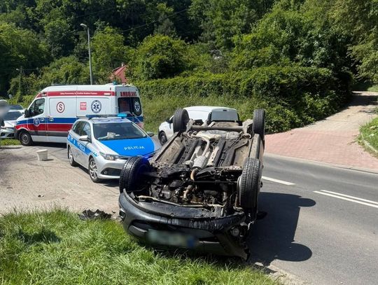 wypadek Księcia Józefa Kraków, wypadek samochodowy Kraków, samochód na dachu Kraków, utrudnienia w ruchu Kraków, wypadek komunikacyjny Kraków