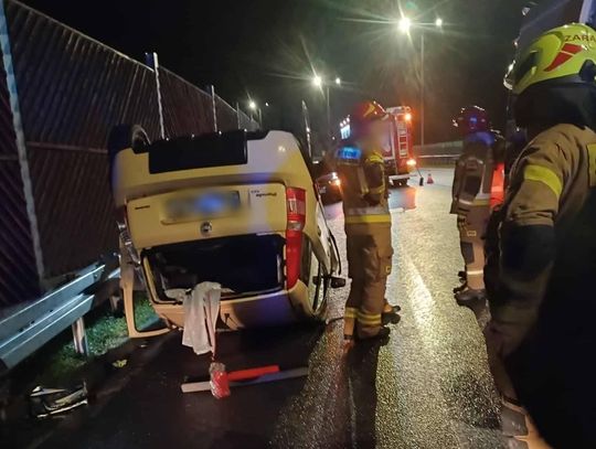 Dachowanie samochodu osobowego w Myślenicach, Myślenice, dachowanie na Zakopiance, wypadek na Zakopiance w Myślenicach, dachowanie samochodu, samochód osobowy