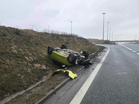 Na zdjęciu samochód osobowy który dachował w przydrożnym rowie na terenie Modlnicy