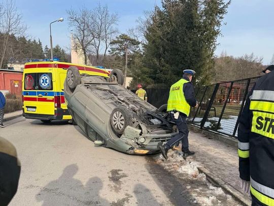 Dachowanie samochodu osobowego w miejscowości Jaroszowiec