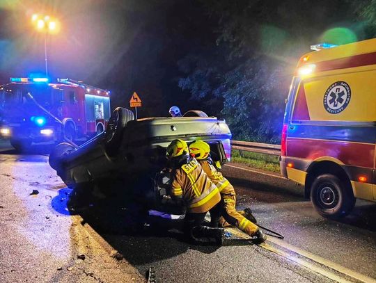 Na zdjęciu samochód marki BMW, który dachował w Obłazach Ryterskich