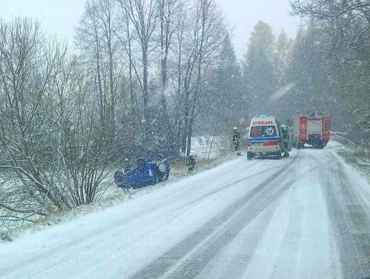 Dachowanie samochodu osobowego w Wysokiej. Zimowe warunki na drogach [FOTO]