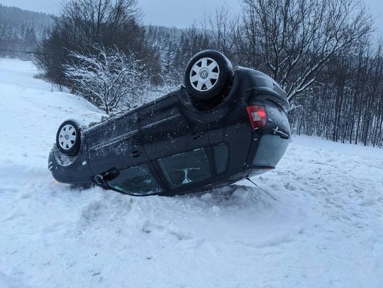 Gruszowiec, droga krajowa DK28, powiat limanowski, na sygnale, dachowanie samochodu, zdarzenie drogowe