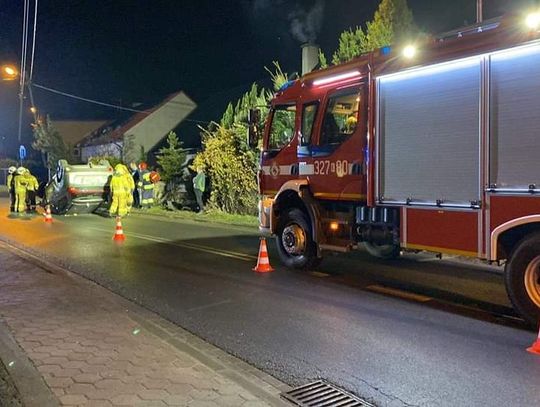 Dachowanie samochodu w Aleksandrowicach. Są osoby poszkodowane