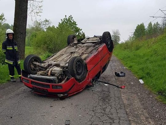 Dachowanie samochodu w gminie Tuchów. Dwie osoby poszkodowane [FOTO]