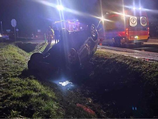 Na zdjęciu samochód w rowie na drodze krajowej DK94. Kierowca był pijany