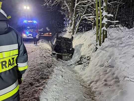 Dachowanie w Minodze. Miejscowi strażacy pomagali, jadąc do pracy