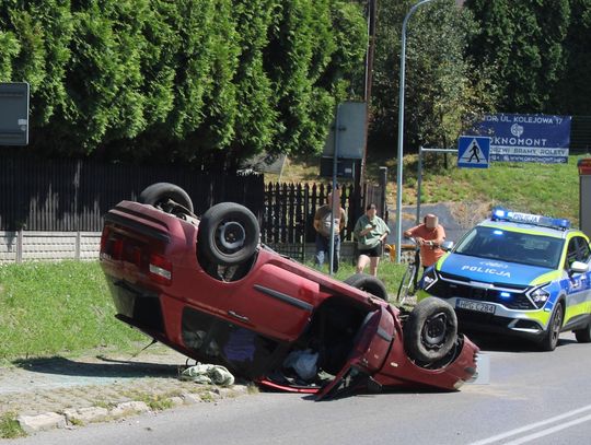 Na zdjęciu samochód osobowy, który dachował w miejscowości Przeciszów