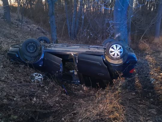 Dachowanie w Szczepanowie: Poważny wypadek na trasie do Przyborowa i blokada drogi [FOTO]