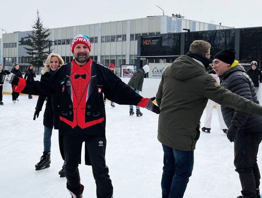 Na zdjęciu Adam Grzanka na lodowisku przy Nowohuckim Centrum Kultury