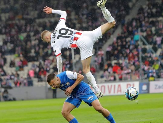 Na zdjęciu walczący o piłkę piłkarze Cracovii i Puszczy Niepołomice podczas Derbów Małopolski