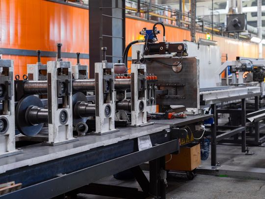 Dlaczego producent maszyn Wikoma wygrywa w rankingach na najlepszy zakład produkujący sprzęt do fabryk mebli?