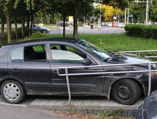 Samochód wjechał na podjazd dla osób z niepełnosprawnością ruchową.