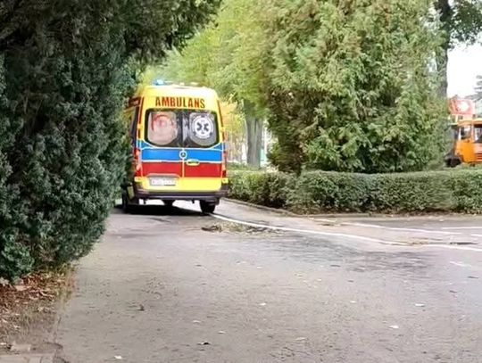 Sucha Beskidzka, upadek z drugiego piętra, wypadek w Suchej Beskidzkiej, pogotowie ratunkowe, akcja ratunkowa, śledztwo policji, policjanci, akcja ratownicza