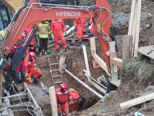 Dramatyczna akcja ratunkowa w Szlachtowej. Mężczyzna utknął w wykopie [FOTO]