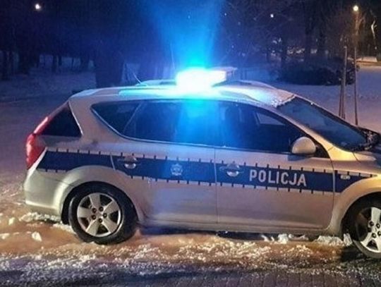 Dramatyczna wigilijna noc w Oświęcimiu. Uratowano mężczyznę uwięzionego w przenośnej toalecie Oświęcim, akcja zima, mężczyzna zatrzasnął się w przenośnej toalecie, dramatyczna walka o życie w Oświęcimiu, reakcja mieszkańców uratowała mężczyznę