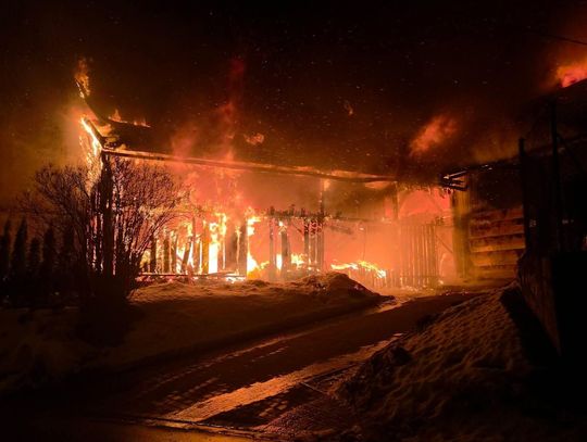 Waksmund, pożar, pożar budynku gospodarczego, pożar zabudowań gospodarczych, powiat nowotarski, gmina nowy targ, dwoje dzieci rannych, ranny strażak