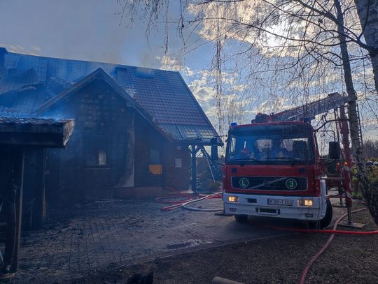 Mokrzyska, powiat brzeski, pożar wiaty, pożar w powiecie brzeskim, pożar dachu budynku mieszkalnego, akcja straży pożarnej, na sygnale