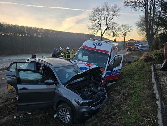 Dramatyczny wypadek w Klonowie. Zderzenie ambulansu z osobówką [FOTO]