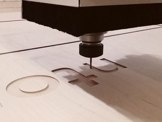 Drewniane gadżety reklamowe 3D – jak CNC wspiera ekologiczny branding?