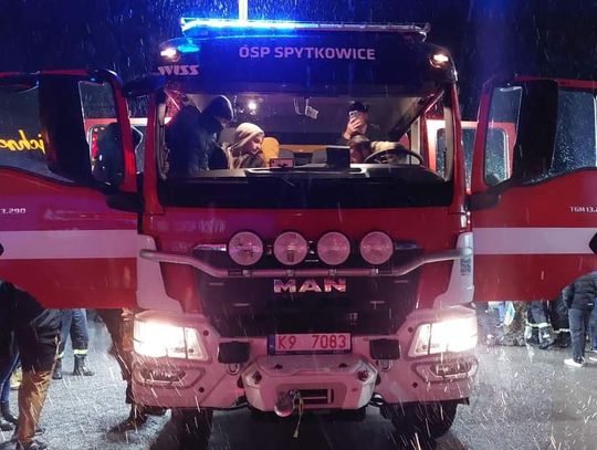 Na zdjęciu nowy wóz strażacki druhów z OSP Spytkowice