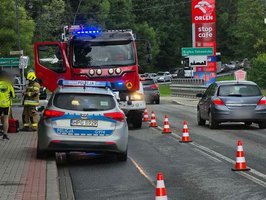 Niebezpieczne zdarzenie miało miejsce w sobotę na drodze krajowej nr 49 w Białce Tatrzańskiej. Przewracające się drzewo uderzyło w dwóch rowerzystów oraz samochód osobowy