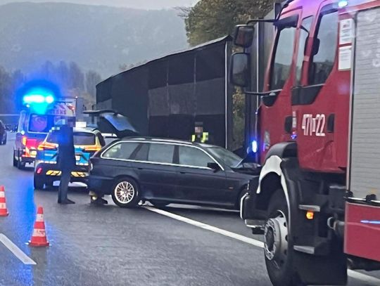 Duże utrudnienia na zakopiance w Stróży. BMW uderzyło w barierki