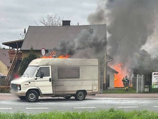 Oświęcim, ulica Kilińskiego, pożar garażu, pożar campera, akcja gaśnicza, straż pożarna, strażacy, powiat oświęcimski