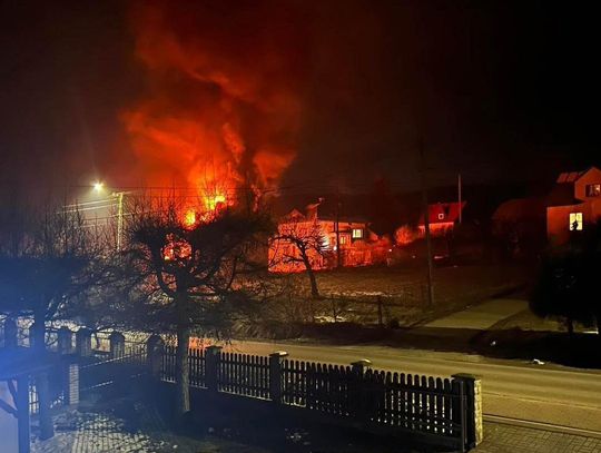 Duży pożar warsztatu samochodowego w powiecie suskim (ZDJĘCIA)