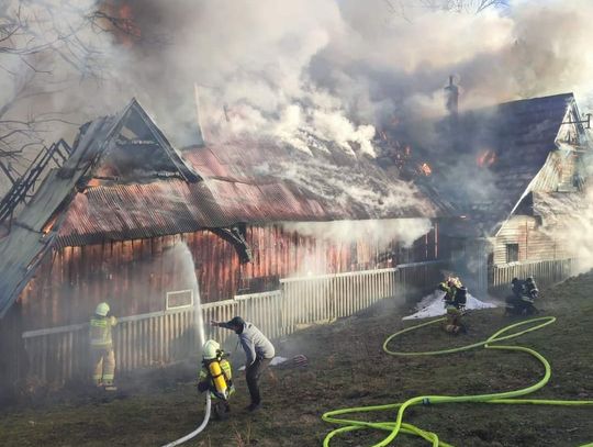 Na zdjęciu strażacy walczący z pożarem zabudowań w miejscowości Sierockie