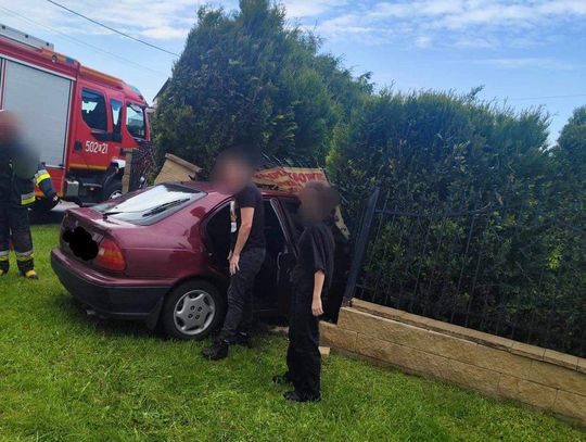 Na zdjęciu samochód osobowy, który wjechał w ogrodzenie na terenie miejscowości Wierzchowisko