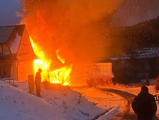 Dzielnicowy bohaterem! Uratował kobietę z pożaru w Kasinie Wielkiej [FOTO, FILM]