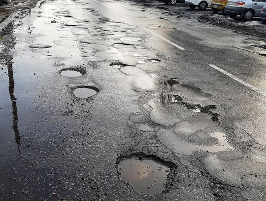 Dziury w drogach po zimie sieją spustoszenie w Małopolsce. Kierowcy z Tarnowa alarmują – pomoc drogowa pracuje bez przerwy Dziury w drogach po zimie w Tarnowie – zniszczona nawierzchnia powoduje awarie samochodów