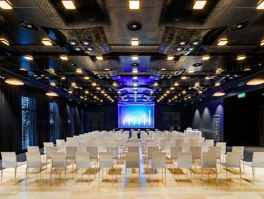 Eleganckie sale konferencyjne w Krakowie – prestiżowe miejsca na spotkania biznesowe Prestiżowa sala konferencyjna.