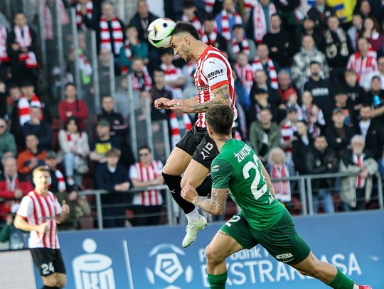 Obrońca Cracovii wybija piłkę głową