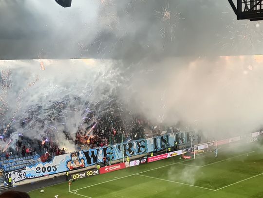 Na zdjęciu fajerwerki puszczane przez kibiców Wisły Kraków podczas meczu z GKSem Katowice