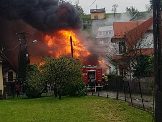 Film z potężnego pożaru domu i zabudowań gospodarczych w Rabie Wyżnej