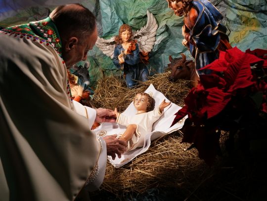 Na zdjęciu proboszcz Piotr Iwanek z figurką Dzieciątka Jezus