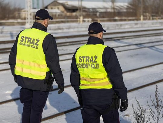 Funkcjonariusze SOK uratowali 17-latkę przed tragedią na torach w Tarnowie