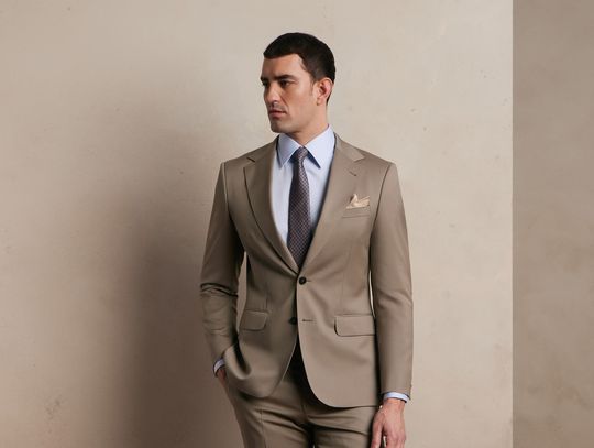 Na zdjęciu mężczyzna ubrany w garnitur marki BYTOM